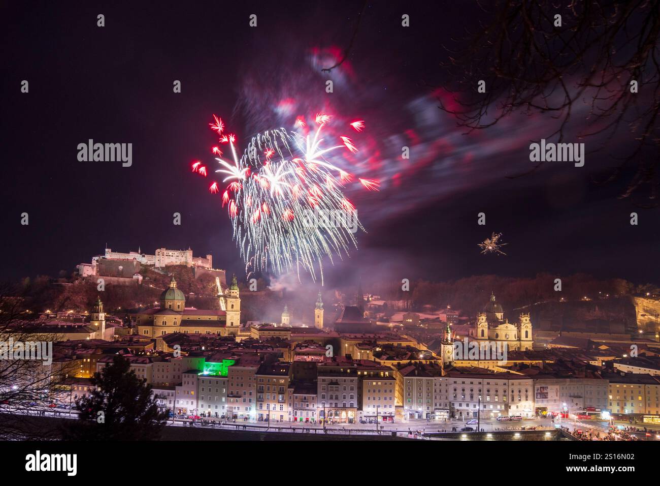 Salzburg: Silvester (Silvester), öffentliches Feuerwerk, Festungsschloss Hohensalzburg, Altstadt, Salzach, kathedrale, vom Berg Kapuzine Stockfoto