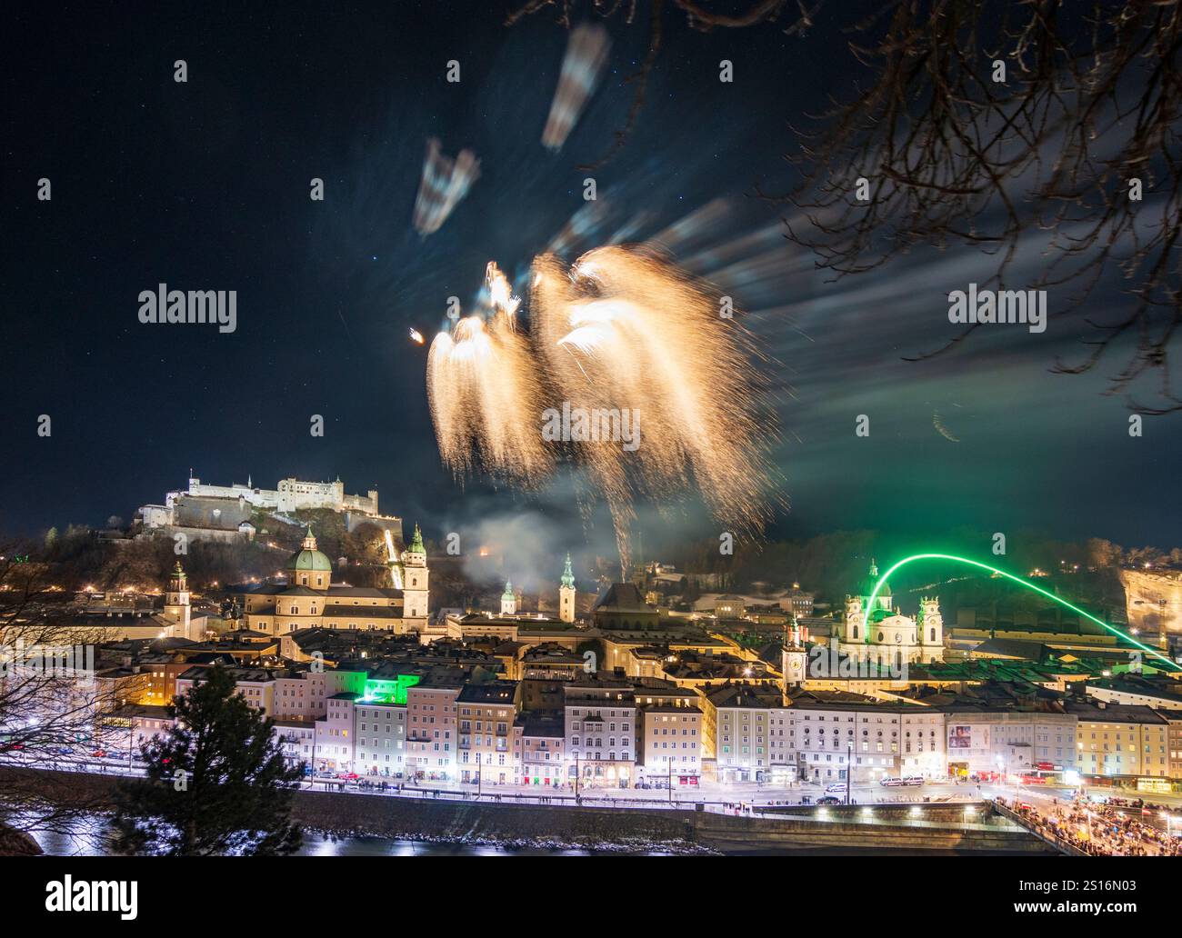Salzburg: Silvester (Silvester), öffentliches Feuerwerk, Festungsschloss Hohensalzburg, Altstadt, Salzach, kathedrale, vom Berg Kapuzine Stockfoto