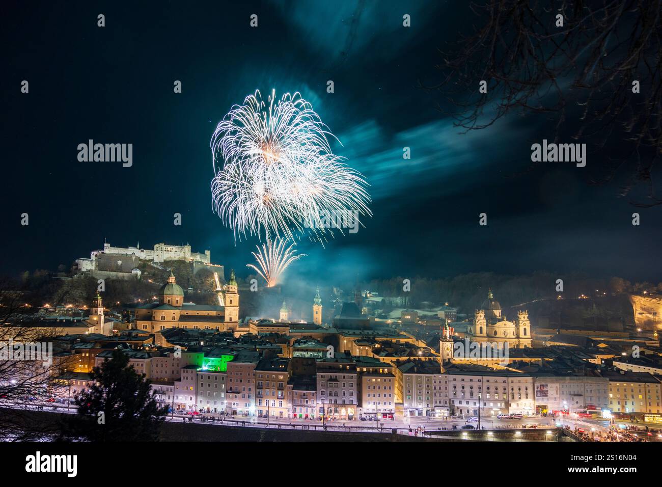 Salzburg: Silvester (Silvester), öffentliches Feuerwerk, Festungsschloss Hohensalzburg, Altstadt, Salzach, kathedrale, vom Berg Kapuzine Stockfoto