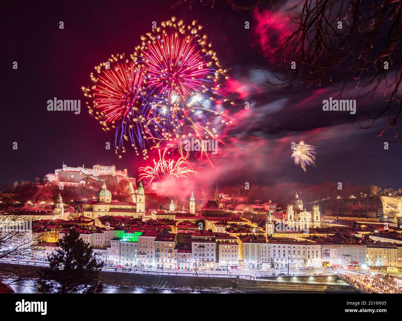 Salzburg: Silvester (Silvester), öffentliches Feuerwerk, Festungsschloss Hohensalzburg, Altstadt, Salzach, kathedrale, vom Berg Kapuzine Stockfoto