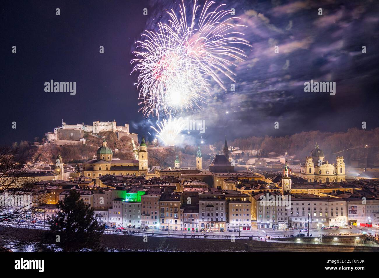 Salzburg: Silvester (Silvester), öffentliches Feuerwerk, Festungsschloss Hohensalzburg, Altstadt, Salzach, kathedrale, vom Berg Kapuzine Stockfoto