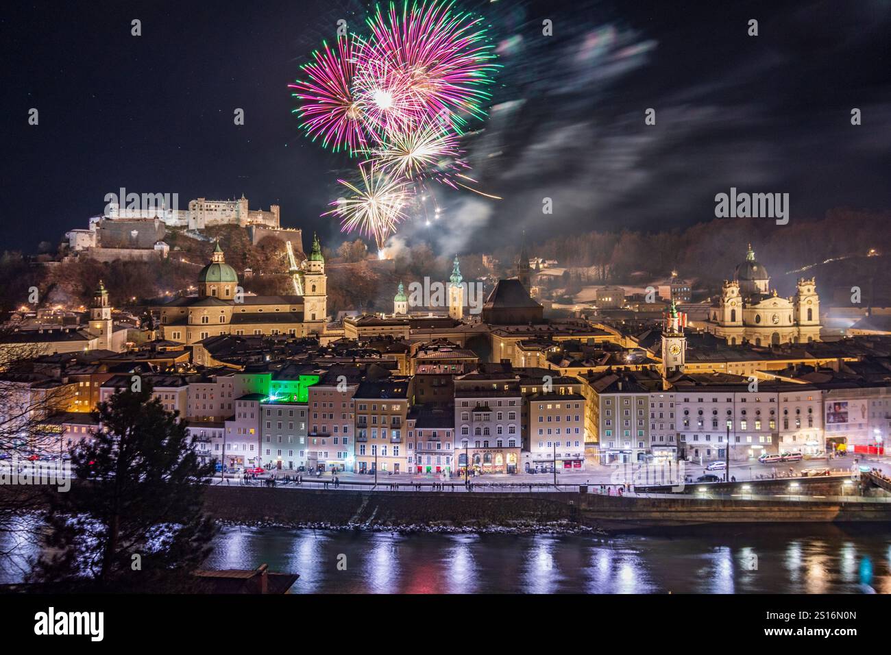 Salzburg: Silvester (Silvester), öffentliches Feuerwerk, Festungsschloss Hohensalzburg, Altstadt, Salzach, kathedrale, vom Berg Kapuzine Stockfoto