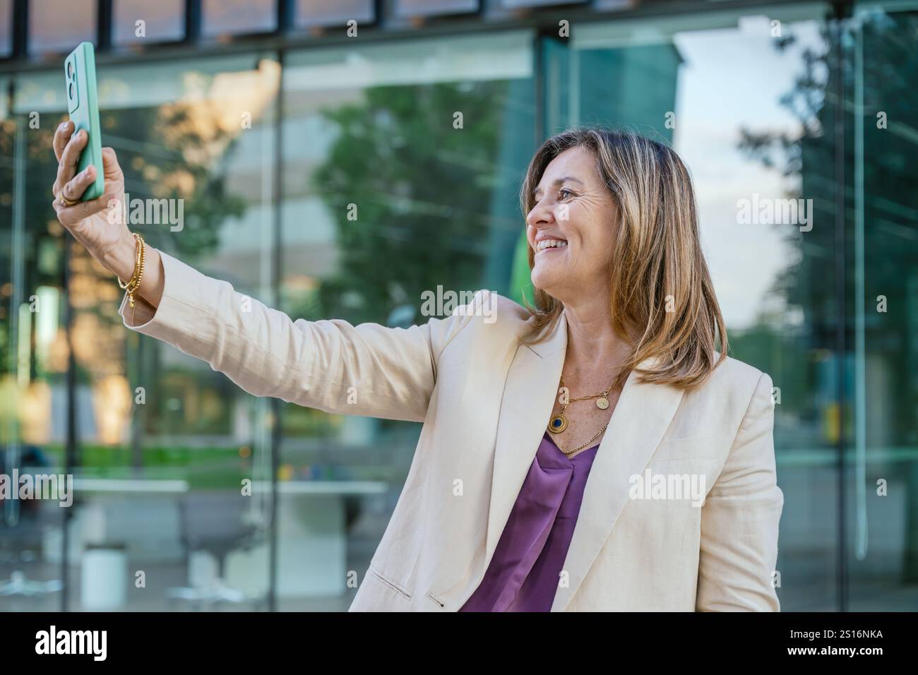 Selbstbewusste Geschäftsfrau, die draußen ein Selfie macht Stockfoto