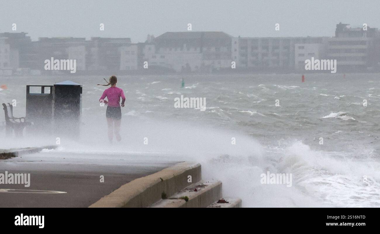 Poole, Großbritannien. Januar 2025. Ein Läufer kann sich am Neujahrstag im Harbourside Park in Poole, Dorset, entspannen. Die starken Winde und das stürmische Wetter führten dazu, dass viele Veranstaltungen im gesamten County abgesagt wurden, einschließlich des jährlichen Poole Bath Tub Race aus Sicherheitsgründen. Richard Crease/Alamy Live News Stockfoto