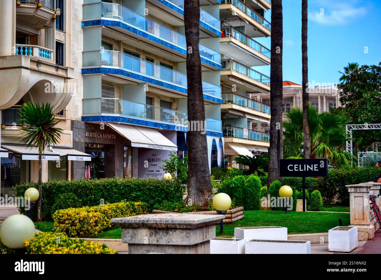 Cannes, Frankreich - 7. September 2024 : der Schwerpunkt liegt auf dem Celine-Geschäft am berühmten Boulevard La Croisette. Stockfoto