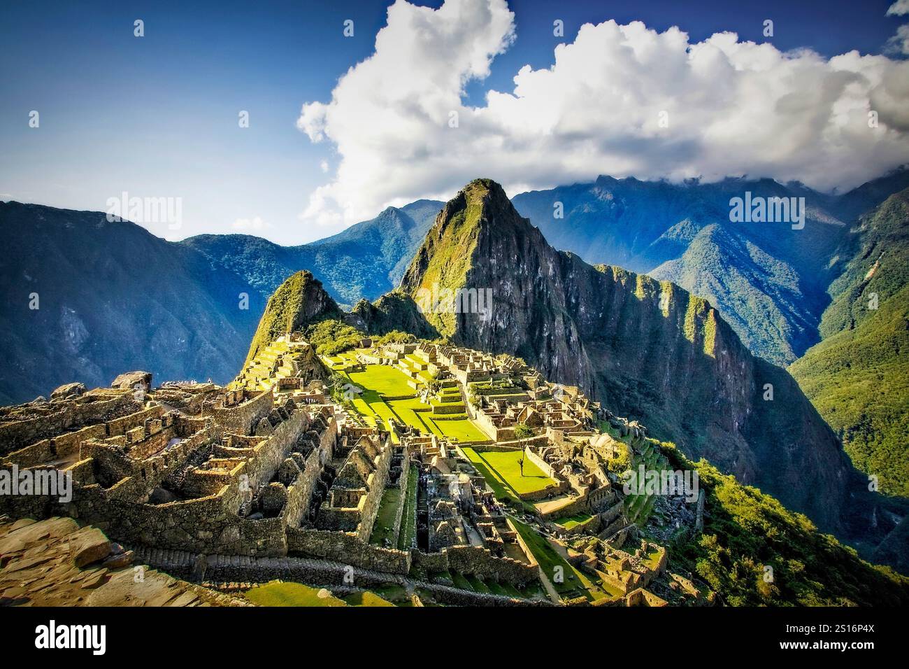 Die beeindruckende antike Stadt Machu Picchu in Peru, die zum UNESCO-Weltkulturerbe gehört, zeigt die unglaubliche Ingenieurskunst und Architektur. Stockfoto