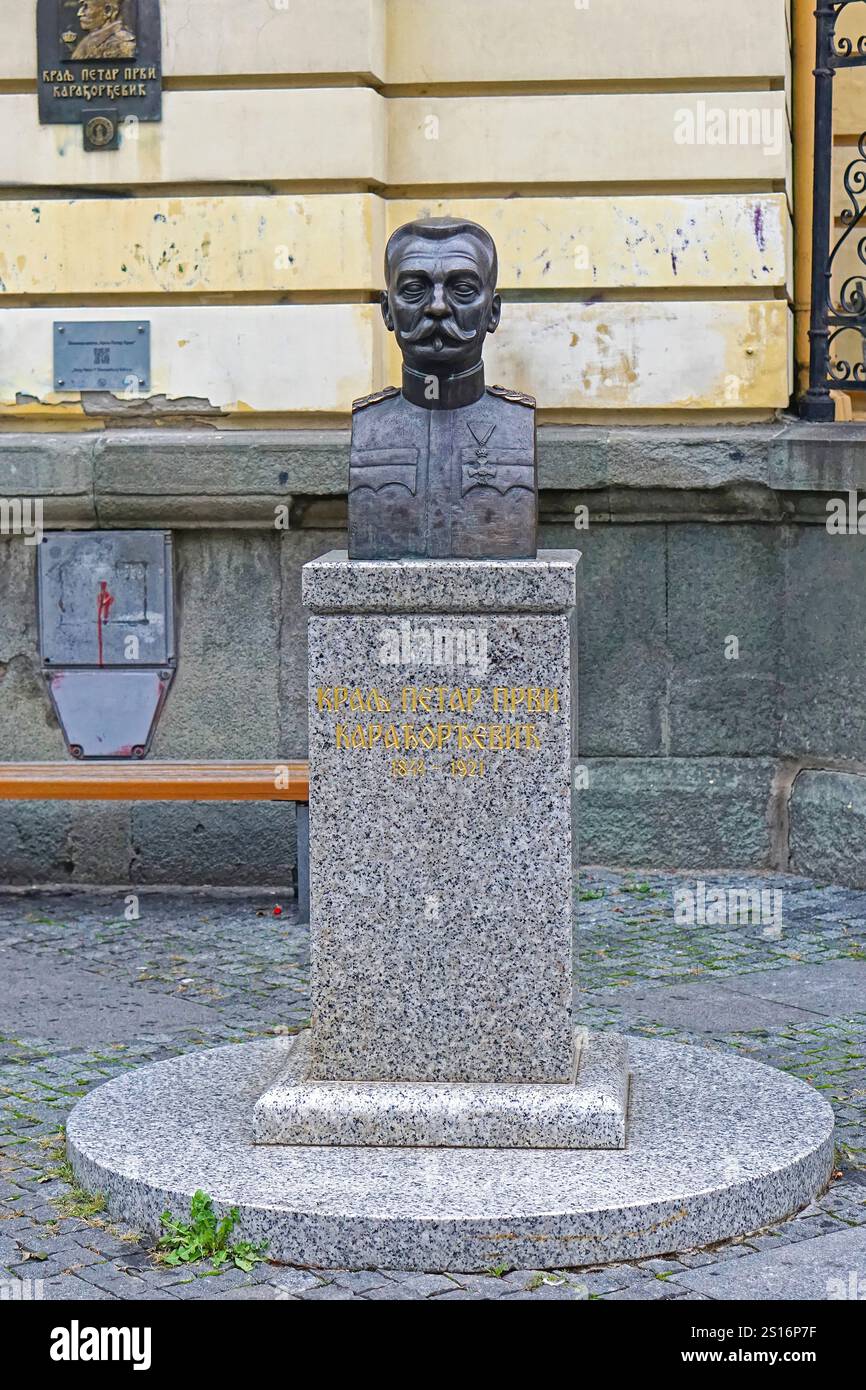 Belgrad, Serbien - 24. Oktober 2020: Bronzebüste von König Petar dem Ersten vor der Grundschule in der Altstadt. Stockfoto