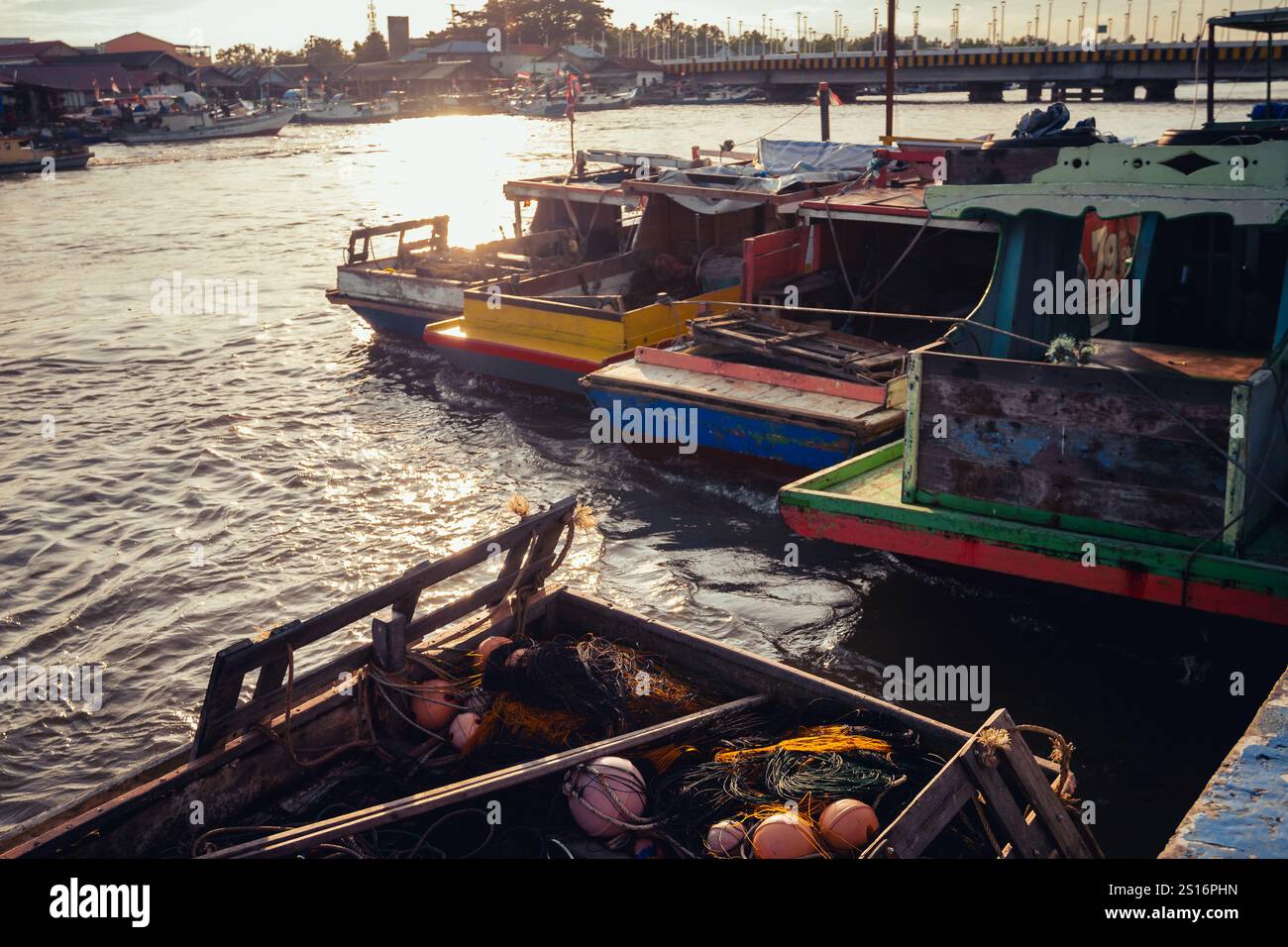 Balikpapan, Ost-Borneo, Indonesien. Eine Reihe von Booten ist in einem Hafen angedockt, mit einer roten und weißen Flagge auf einem davon Stockfoto