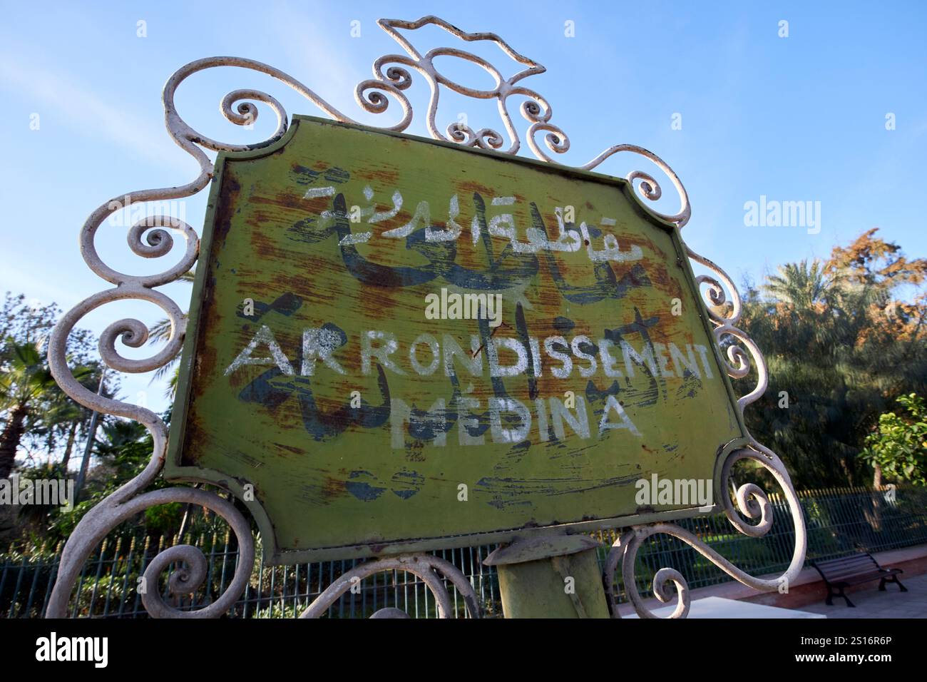 Straßenschild im alten französischen Stil für das Medina Arrondissement in der Altstadt auf arabisch und in der französischen Innenstadt von marrakesch, marokko Stockfoto
