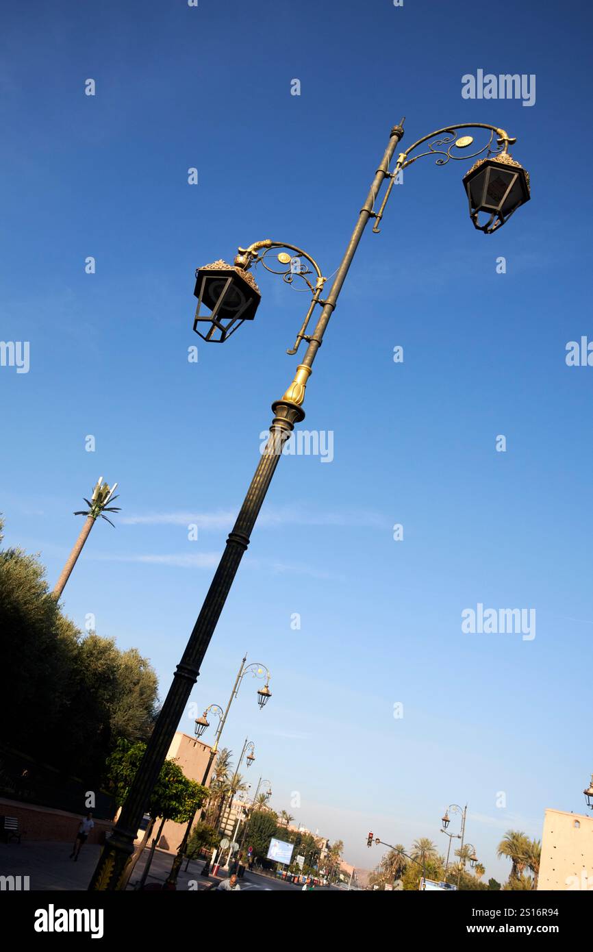 Die Straßenbeleuchtung im alten, kunstvollen Stil wurde modernisiert und führte in die Innenstadt von marrakesch, marokko Stockfoto
