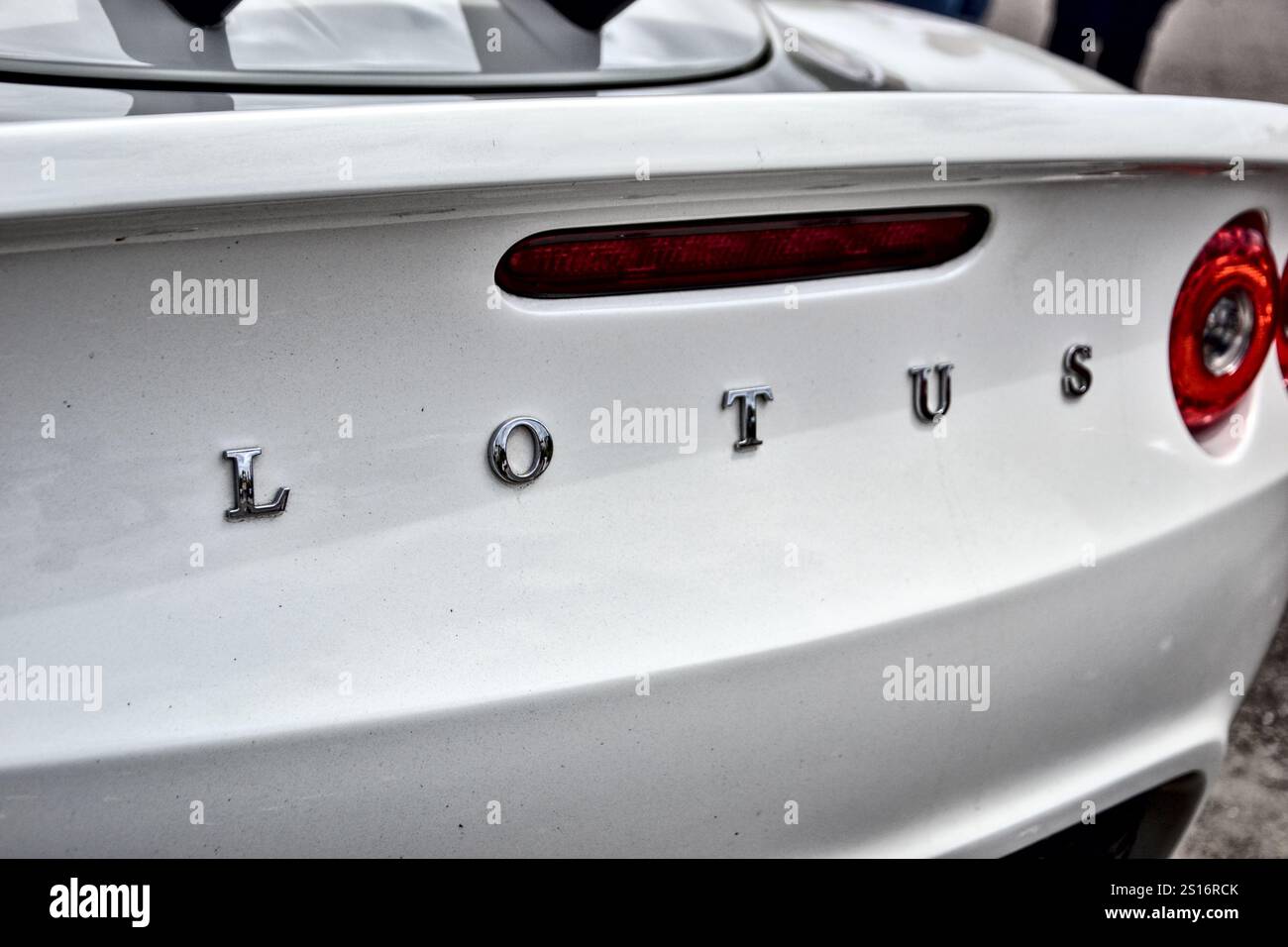 Roche-la-Molière, Frankreich - 2. Juli 2023: Autoausstellung. Konzentrieren Sie sich auf einen weißen Lotus Exige, wahrscheinlich von 2004. Ansicht des Hecks. Stockfoto
