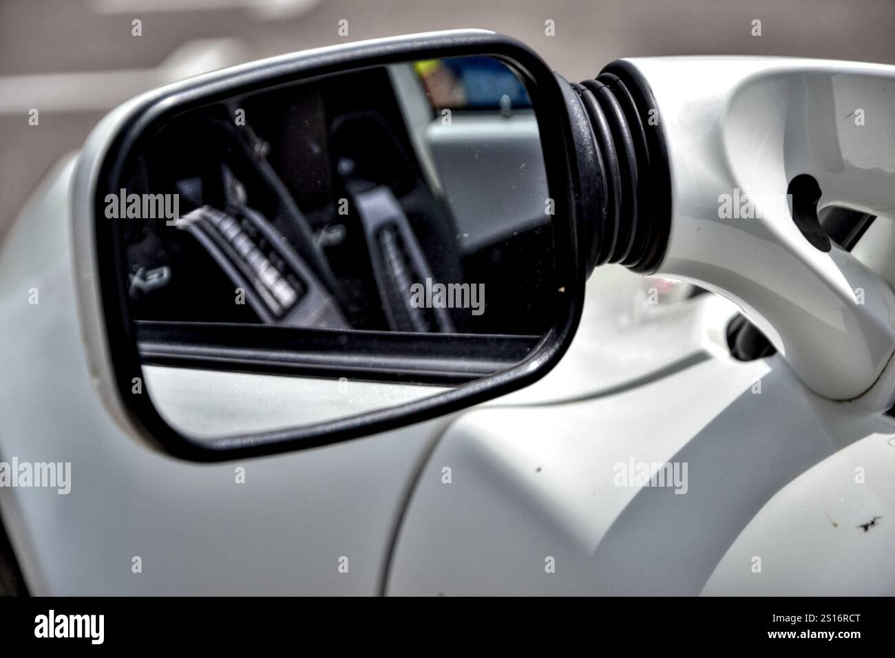 Roche-la-Molière, Frankreich - 2. Juli 2023: Autoausstellung. Konzentrieren Sie sich auf den Spiegel eines weißen Lotus Exige, wahrscheinlich von 2004. Stockfoto