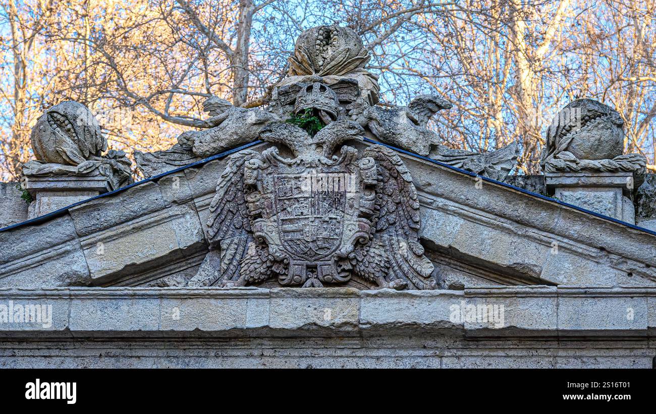 Steinwappen und dekorative Elemente, die die Puerta de las Granadas zieren. Stockfoto