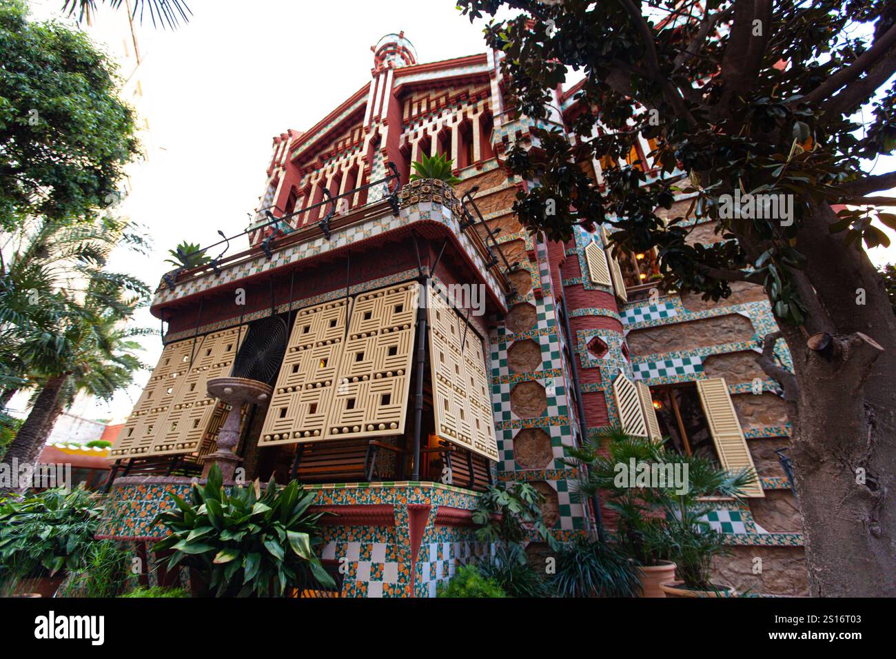 Place, Spanien - Dezember 2023: Casa Vicens, entworfen von Gaudi, mit bunten Fliesen, üppiges Grün und komplizierte Strukturen in einem lebhaften Architekten Stockfoto