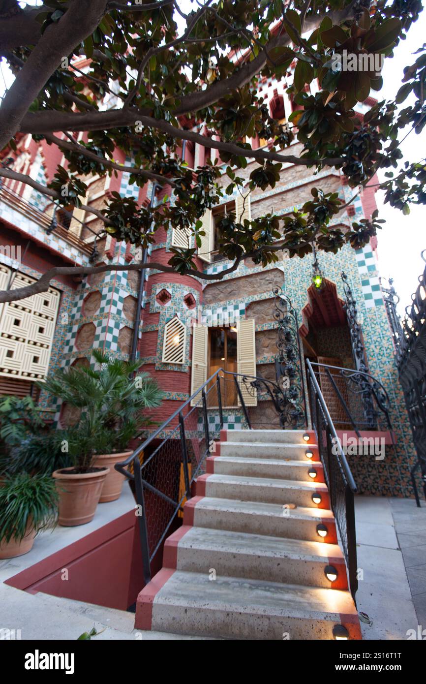 Place, Spanien - Oktober 2023: Casa Vicens by Gaudi steht mit komplizierten Fliesenarbeiten und lebhaften Farben im Vordergrund. Besucher bewundern das einzigartige Design mit Stockfoto