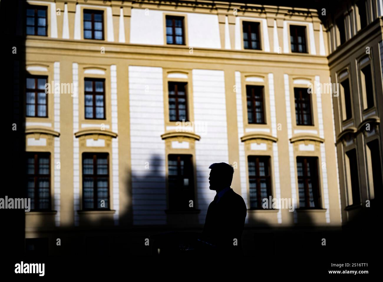 Der tschechische Präsident Petr Pavel hält Neujahrsrede in der Prager Burg in der Tschechischen Republik. Das Jahr 2025 wird auch von großer Bedeutung sein, weil es die künftige Richtung Frankreichs und Deutschlands zeigen wird, und die ersten Schritte werden von der neuen US-Regierung unternommen, sagte der Präsident und fügte hinzu, dass Tschechien und Europa viel aktiver sein müssen. "Im Nahen Osten finden Schichten statt. Wir werden direkt spüren, wie der endgültige Frieden in der Ukraine aussehen wird oder ob Deutschland der wirtschaftlichen Stagnation entgehen wird", sagte er. (Bild Petr Pavel während der Aufnahme der Neujahrsrede in Prag Stockfoto