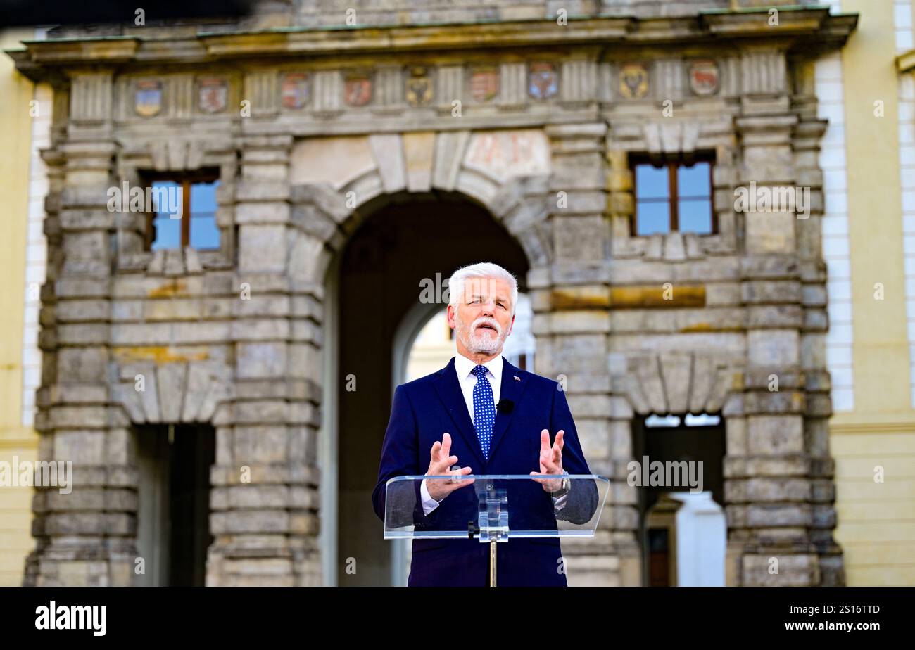 Der tschechische Präsident Petr Pavel hält Neujahrsrede in der Prager Burg in der Tschechischen Republik. Das Jahr 2025 wird auch von großer Bedeutung sein, weil es die künftige Richtung Frankreichs und Deutschlands zeigen wird, und die ersten Schritte werden von der neuen US-Regierung unternommen, sagte der Präsident und fügte hinzu, dass Tschechien und Europa viel aktiver sein müssen. "Im Nahen Osten finden Schichten statt. Wir werden direkt spüren, wie der endgültige Frieden in der Ukraine aussehen wird oder ob Deutschland der wirtschaftlichen Stagnation entgehen wird", sagte er. (Bild Petr Pavel während der Aufnahme der Neujahrsrede in Prag Stockfoto