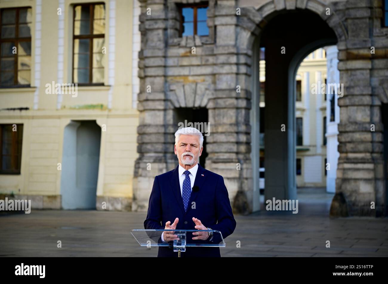 Der tschechische Präsident Petr Pavel hält Neujahrsrede in der Prager Burg in der Tschechischen Republik. Das Jahr 2025 wird auch von großer Bedeutung sein, weil es die künftige Richtung Frankreichs und Deutschlands zeigen wird, und die ersten Schritte werden von der neuen US-Regierung unternommen, sagte der Präsident und fügte hinzu, dass Tschechien und Europa viel aktiver sein müssen. "Im Nahen Osten finden Schichten statt. Wir werden direkt spüren, wie der endgültige Frieden in der Ukraine aussehen wird oder ob Deutschland der wirtschaftlichen Stagnation entgehen wird", sagte er. (Bild Petr Pavel während der Aufnahme der Neujahrsrede in Prag Stockfoto