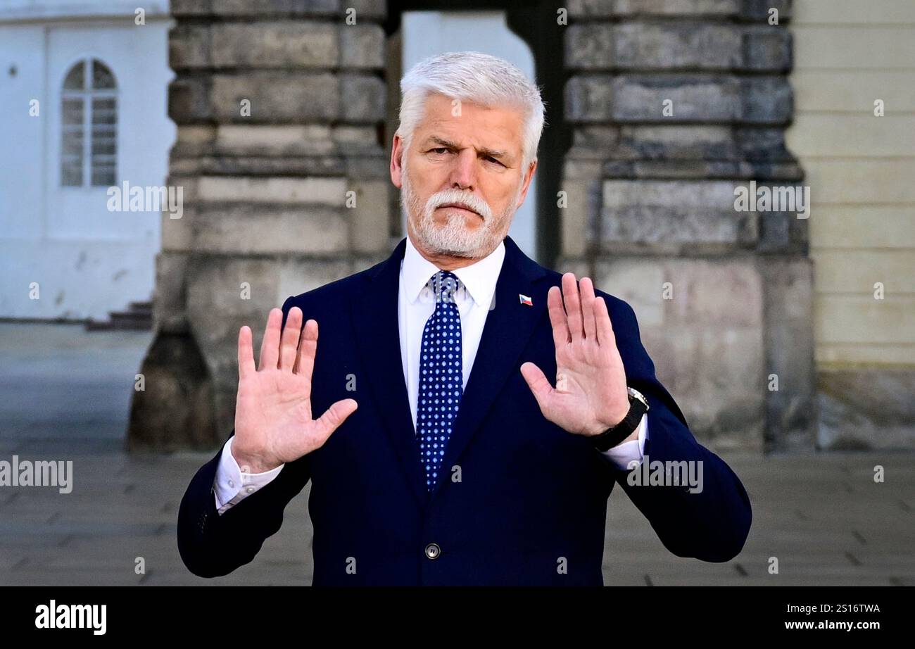 Der tschechische Präsident Petr Pavel hält Neujahrsrede in der Prager Burg in der Tschechischen Republik. Das Jahr 2025 wird auch von großer Bedeutung sein, weil es die künftige Richtung Frankreichs und Deutschlands zeigen wird, und die ersten Schritte werden von der neuen US-Regierung unternommen, sagte der Präsident und fügte hinzu, dass Tschechien und Europa viel aktiver sein müssen. "Im Nahen Osten finden Schichten statt. Wir werden direkt spüren, wie der endgültige Frieden in der Ukraine aussehen wird oder ob Deutschland der wirtschaftlichen Stagnation entgehen wird", sagte er. (Bild Petr Pavel während der Aufnahme der Neujahrsrede in Prag Stockfoto