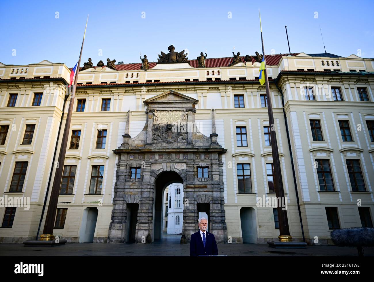 Der tschechische Präsident Petr Pavel hält Neujahrsrede in der Prager Burg in der Tschechischen Republik. Das Jahr 2025 wird auch von großer Bedeutung sein, weil es die künftige Richtung Frankreichs und Deutschlands zeigen wird, und die ersten Schritte werden von der neuen US-Regierung unternommen, sagte der Präsident und fügte hinzu, dass Tschechien und Europa viel aktiver sein müssen. "Im Nahen Osten finden Schichten statt. Wir werden direkt spüren, wie der endgültige Frieden in der Ukraine aussehen wird oder ob Deutschland der wirtschaftlichen Stagnation entgehen wird", sagte er. (Bild Petr Pavel während der Aufnahme der Neujahrsrede in Prag Stockfoto