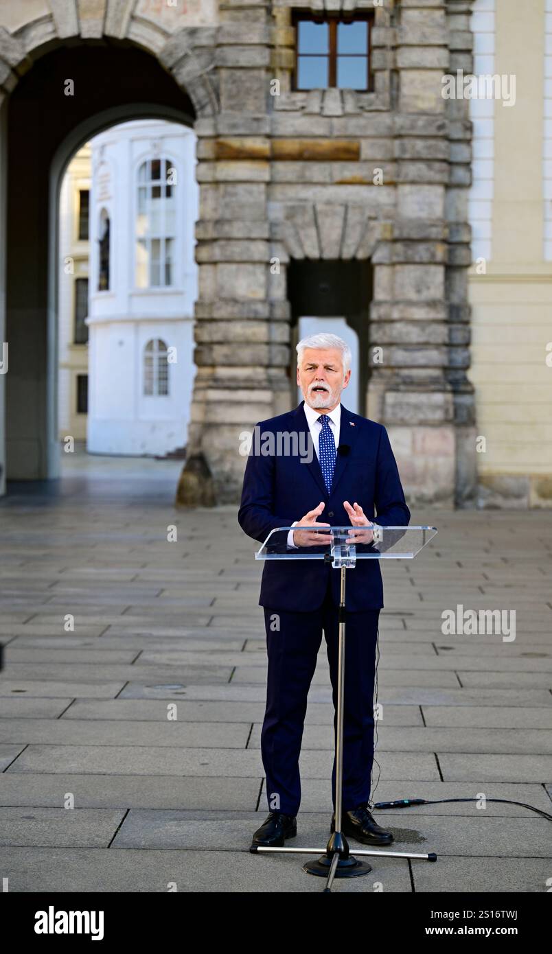 Der tschechische Präsident Petr Pavel hält Neujahrsrede in der Prager Burg in der Tschechischen Republik. Das Jahr 2025 wird auch von großer Bedeutung sein, weil es die künftige Richtung Frankreichs und Deutschlands zeigen wird, und die ersten Schritte werden von der neuen US-Regierung unternommen, sagte der Präsident und fügte hinzu, dass Tschechien und Europa viel aktiver sein müssen. "Im Nahen Osten finden Schichten statt. Wir werden direkt spüren, wie der endgültige Frieden in der Ukraine aussehen wird oder ob Deutschland der wirtschaftlichen Stagnation entgehen wird", sagte er. (Bild Petr Pavel während der Aufnahme der Neujahrsrede in Prag Stockfoto