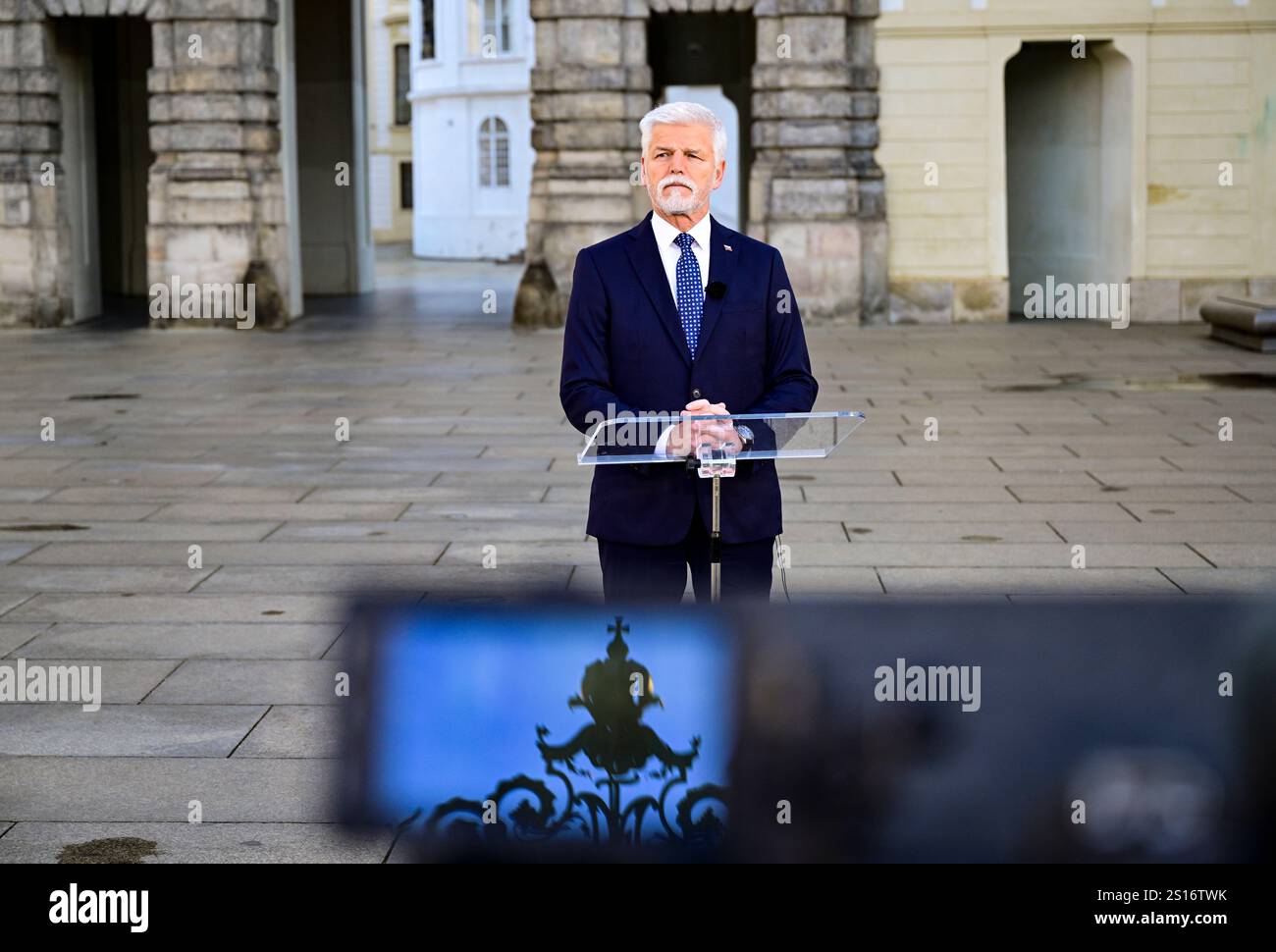 Der tschechische Präsident Petr Pavel hält Neujahrsrede in der Prager Burg in der Tschechischen Republik. Das Jahr 2025 wird auch von großer Bedeutung sein, weil es die künftige Richtung Frankreichs und Deutschlands zeigen wird, und die ersten Schritte werden von der neuen US-Regierung unternommen, sagte der Präsident und fügte hinzu, dass Tschechien und Europa viel aktiver sein müssen. "Im Nahen Osten finden Schichten statt. Wir werden direkt spüren, wie der endgültige Frieden in der Ukraine aussehen wird oder ob Deutschland der wirtschaftlichen Stagnation entgehen wird", sagte er. (Bild Petr Pavel während der Aufnahme der Neujahrsrede in Prag Stockfoto