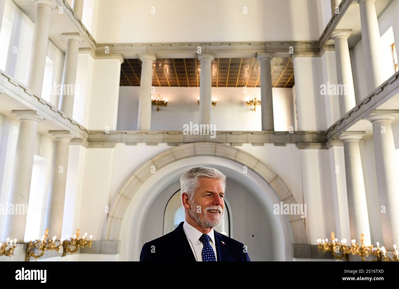 Der tschechische Präsident Petr Pavel hält Neujahrsrede in der Prager Burg in der Tschechischen Republik. Das Jahr 2025 wird auch von großer Bedeutung sein, weil es die künftige Richtung Frankreichs und Deutschlands zeigen wird, und die ersten Schritte werden von der neuen US-Regierung unternommen, sagte der Präsident und fügte hinzu, dass Tschechien und Europa viel aktiver sein müssen. "Im Nahen Osten finden Schichten statt. Wir werden direkt spüren, wie der endgültige Frieden in der Ukraine aussehen wird oder ob Deutschland der wirtschaftlichen Stagnation entgehen wird", sagte er. (Bild Petr Pavel während der Aufnahme der Neujahrsrede in Prag Stockfoto