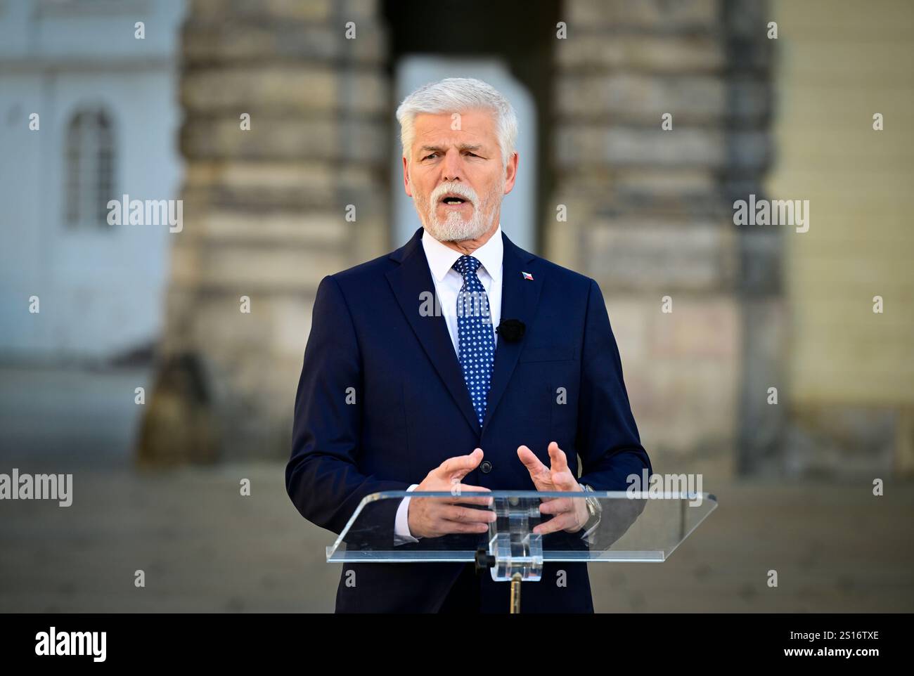 Der tschechische Präsident Petr Pavel hält Neujahrsrede in der Prager Burg in der Tschechischen Republik. Das Jahr 2025 wird auch von großer Bedeutung sein, weil es die künftige Richtung Frankreichs und Deutschlands zeigen wird, und die ersten Schritte werden von der neuen US-Regierung unternommen, sagte der Präsident und fügte hinzu, dass Tschechien und Europa viel aktiver sein müssen. "Im Nahen Osten finden Schichten statt. Wir werden direkt spüren, wie der endgültige Frieden in der Ukraine aussehen wird oder ob Deutschland der wirtschaftlichen Stagnation entgehen wird", sagte er. (Bild Petr Pavel während der Aufnahme der Neujahrsrede in Prag Stockfoto