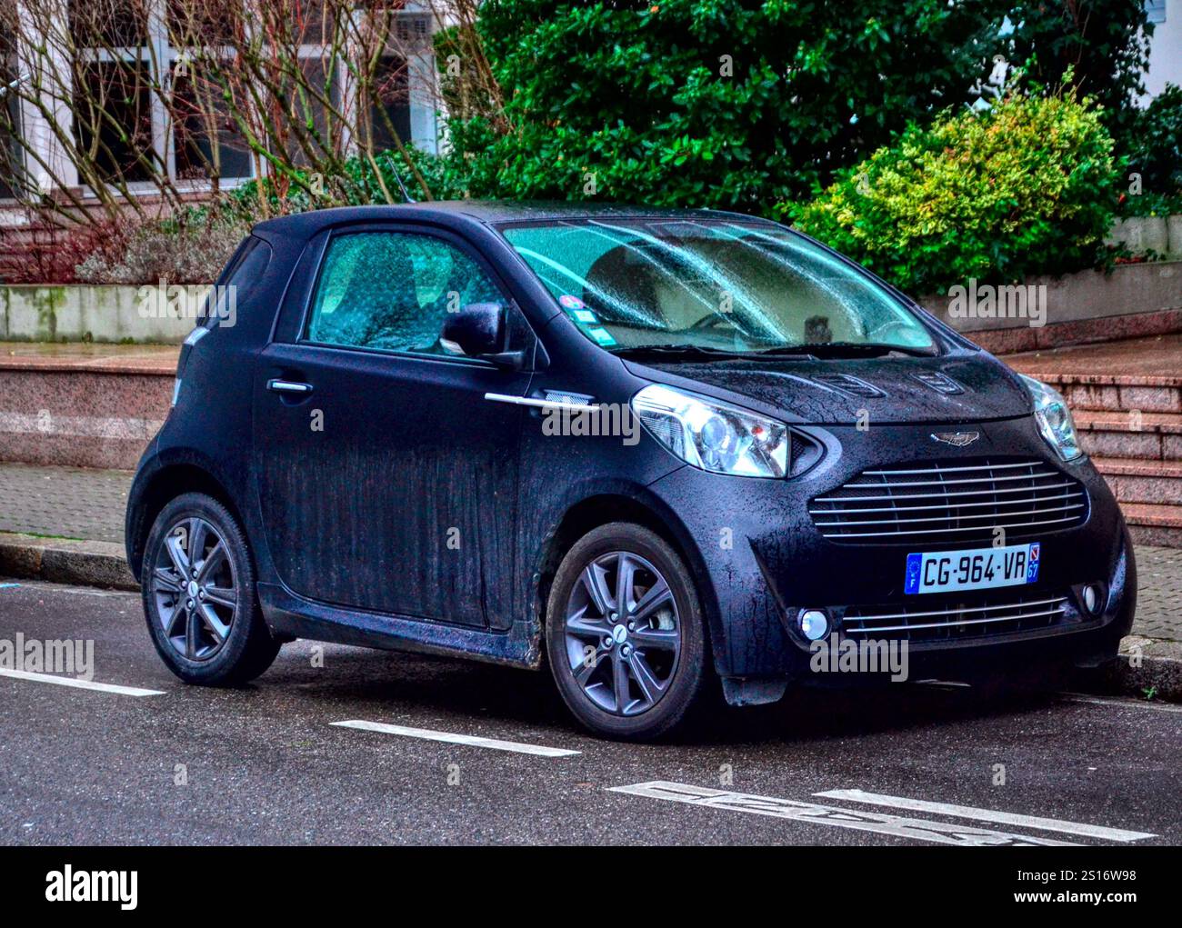 Straßburg, Frankreich - 28. Dezember 2021: Silver Aston Martin Cygnet von 2013 parkte in einer Straße. Es ist die Aston-Version des Toyota IQ. Stockfoto