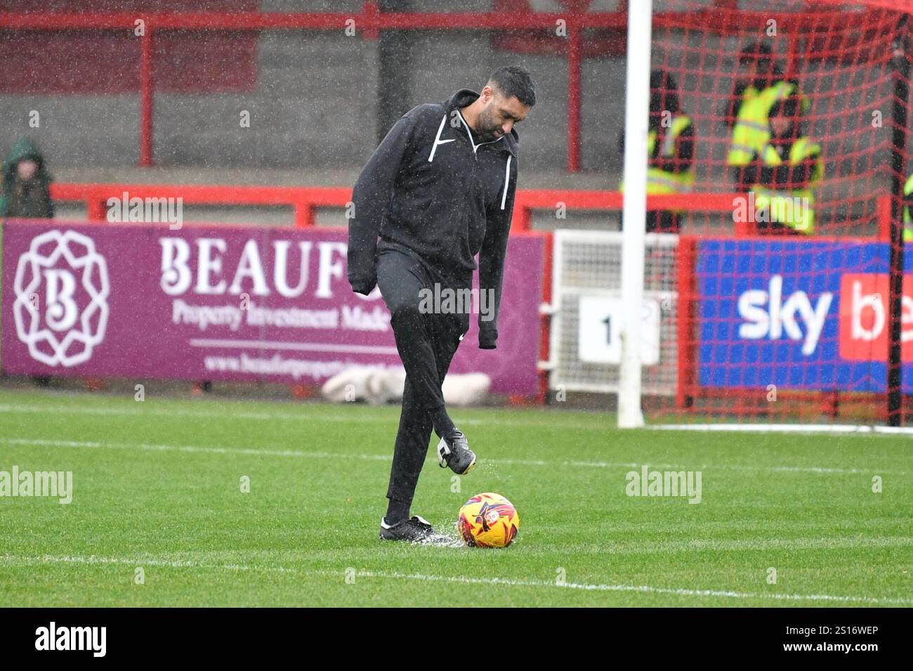 Crawley, England. Januar 2025. Schiedsrichter Sunny Singh Gill inspiziert das Feld vor dem Spiel der Sky Bet EFL League One zwischen Crawley Town und Charlton Athletic im Broadfield Stadium. Kyle Andrews/Alamy Live News Stockfoto