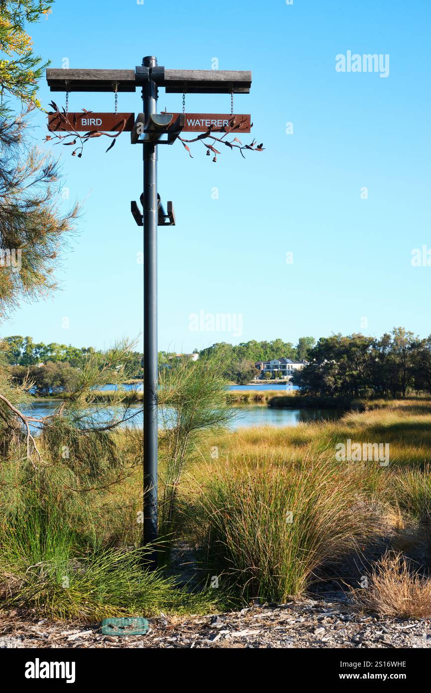 Eine Vogelbewässerungsstation mit sauberem Trinkwasser für Vögel in der Salter Point Lagoon am Canning River in Perth, Western Australia. Stockfoto