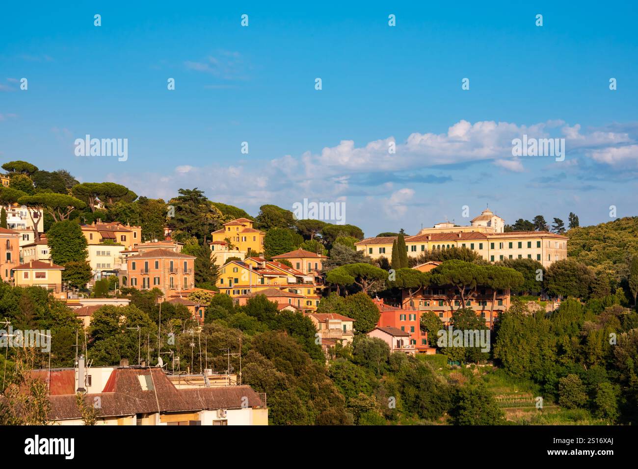 Malerische kleine Stadt auf einem Hügel in Italien Stockfoto