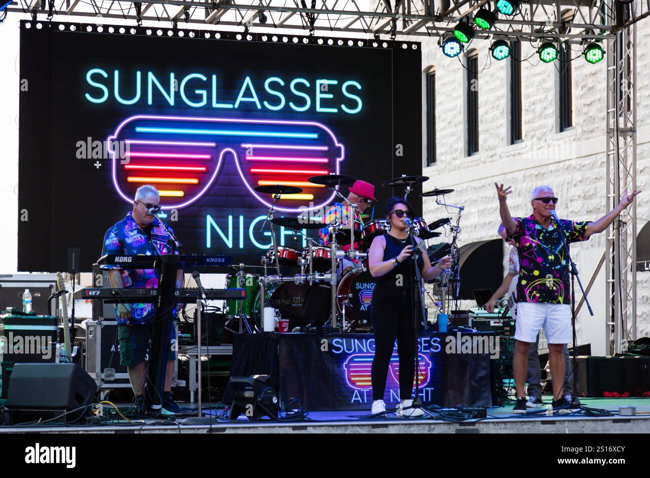 Die Band Sunglasses at Night tritt auf der Bühne in Auburn, Indiana, USA auf. Stockfoto