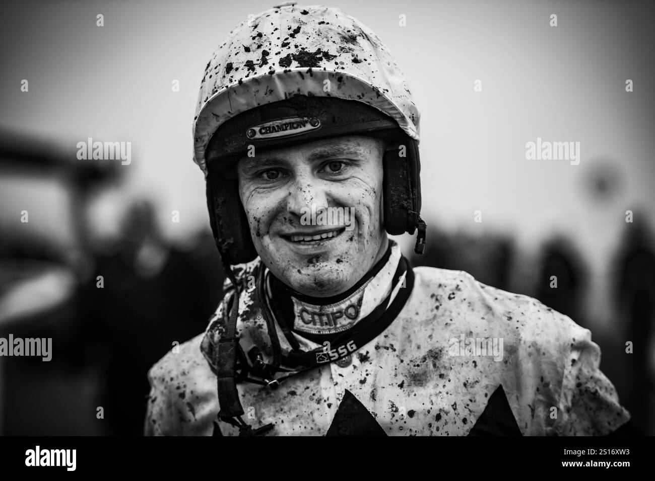 Jockey Nick Scholfield kehrt zurück, nachdem er Monbeg Genius auf den vierten Platz im Coral Welsh Grand National of 2024 gebracht hat. Stockfoto