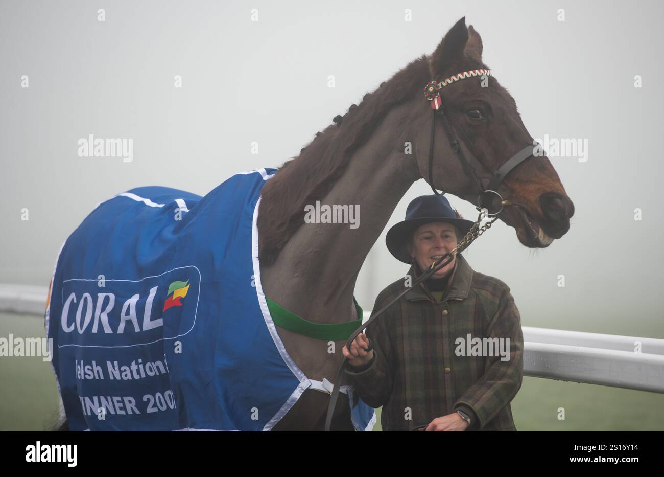 2007 der Coral Walisish Grand National Gewinner Miko de Beauchene parade im Nebel von Chepstow am Welsh National Day 2024. Stockfoto