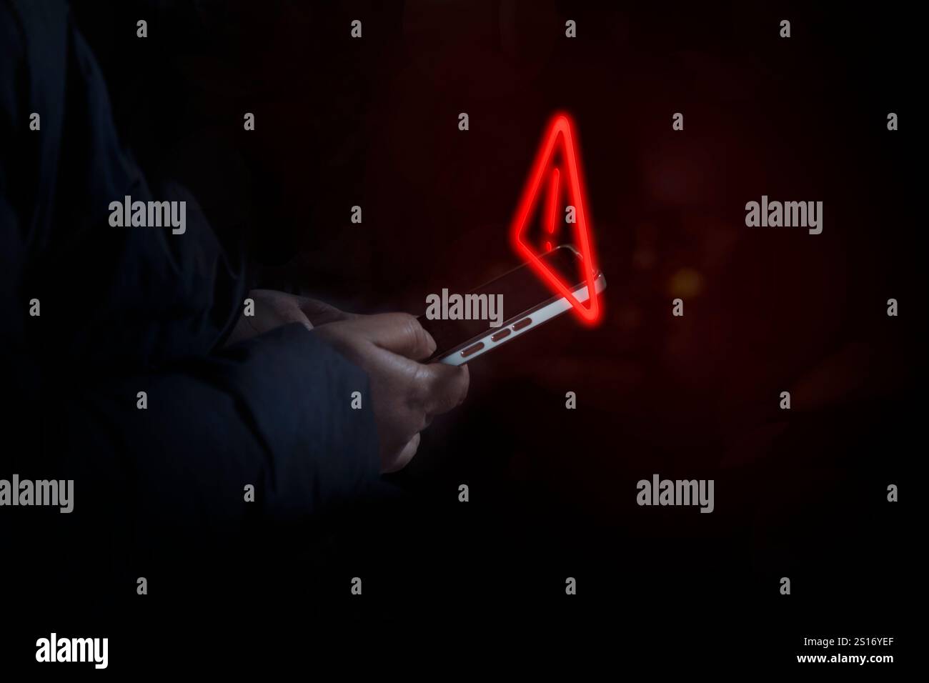 Dame mit Warnbenachrichtigung und Symbol für Spam-Nachrichten auf dem Mobiltelefon Stockfoto