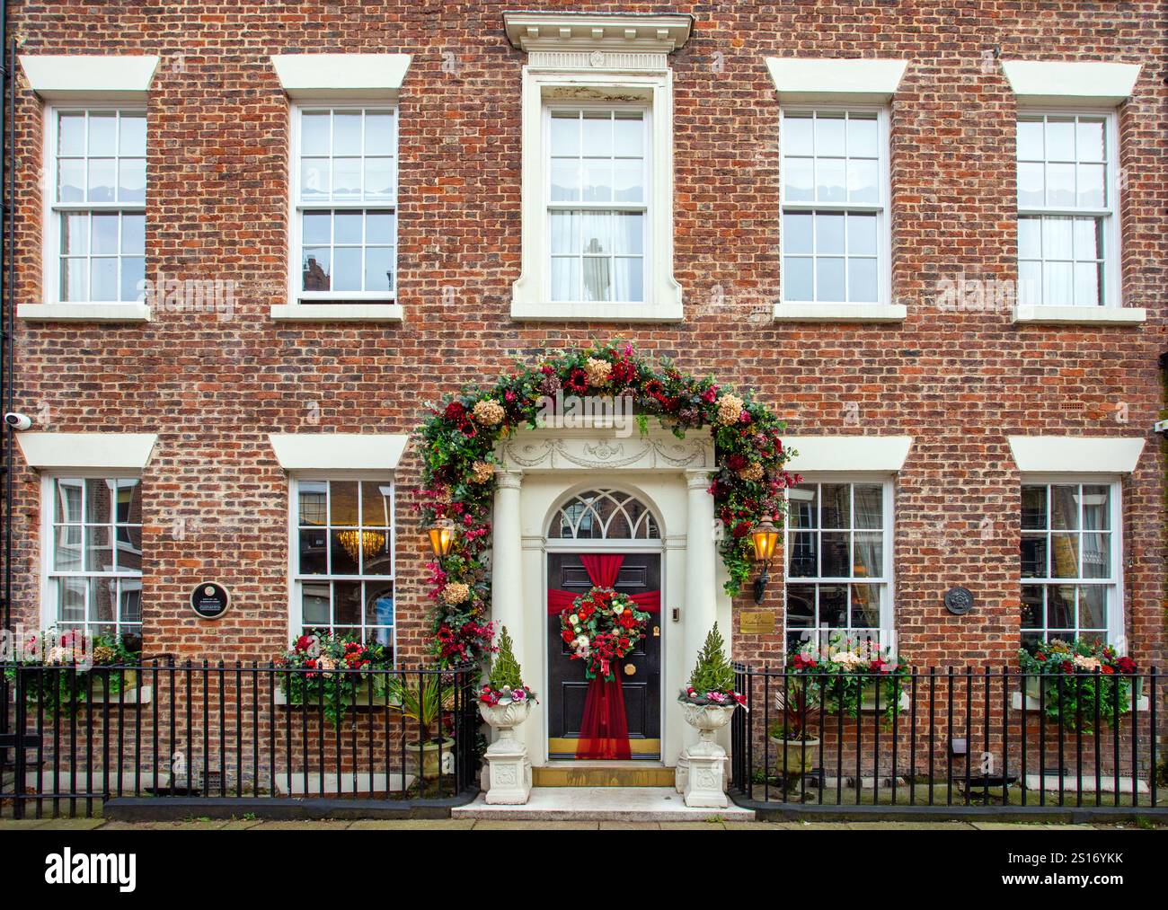 No 35 Rodney Street, eine Straße georgianischer Architektur Häuser in der Merseyside Stadt Liverpool, dekoriert für die festliche weihnachtszeit Stockfoto
