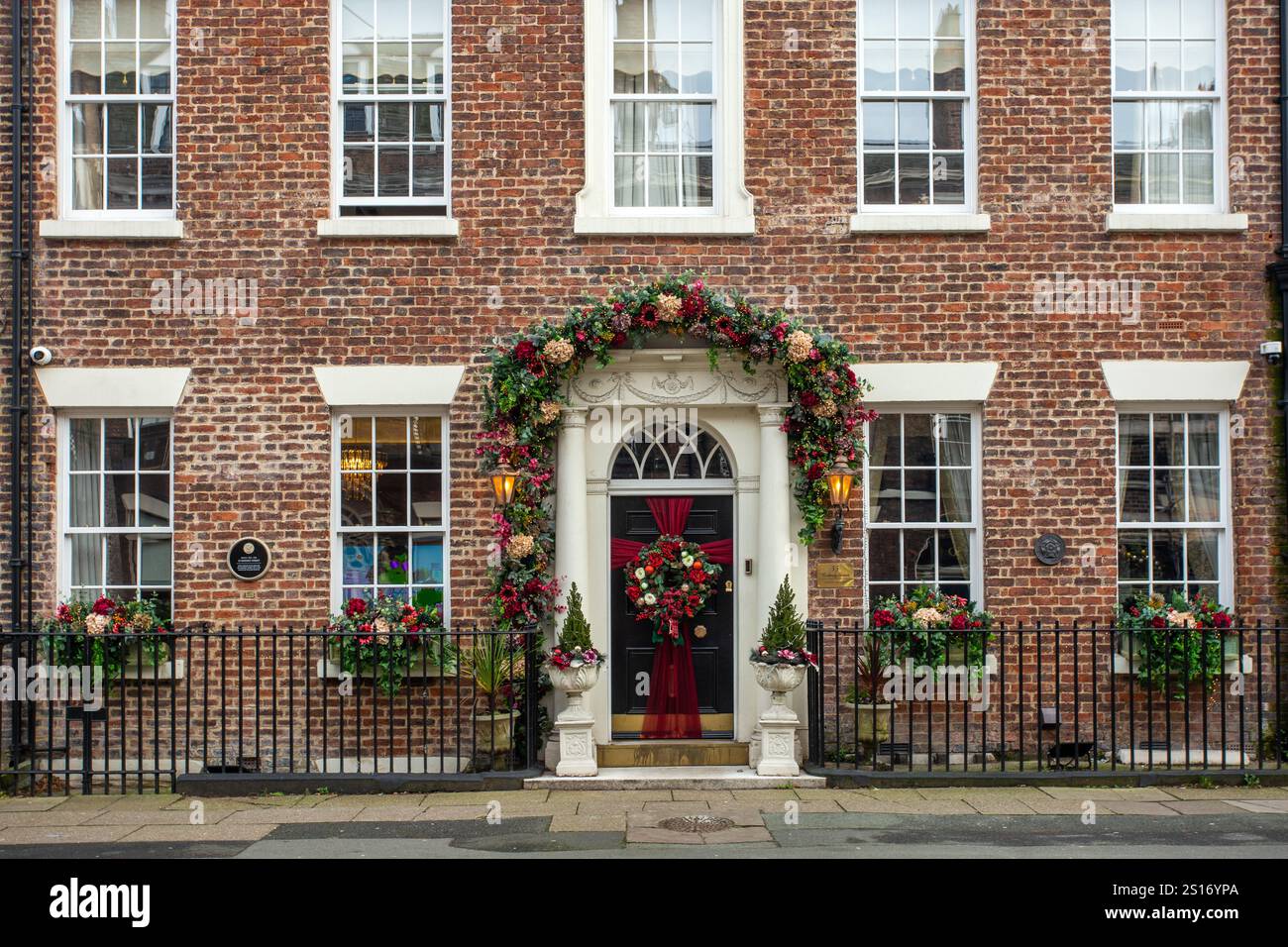 No 35 Rodney Street, eine Straße georgianischer Architektur Häuser in der Merseyside Stadt Liverpool, dekoriert für die festliche weihnachtszeit Stockfoto