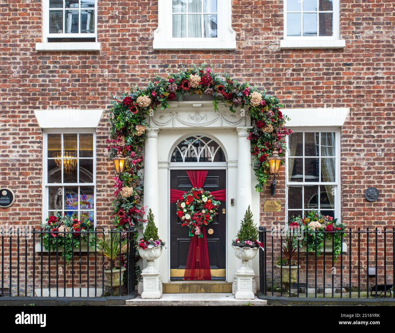 No 35 Rodney Street, eine Straße georgianischer Architektur Häuser in der Merseyside Stadt Liverpool, dekoriert für die festliche weihnachtszeit Stockfoto