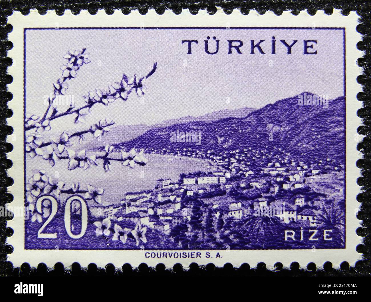 ISTANBUL, TÜRKEI - 02. JANUAR 2021: Türkische Briefmarke zeigt Rize-Stadt um 1960 Stockfoto