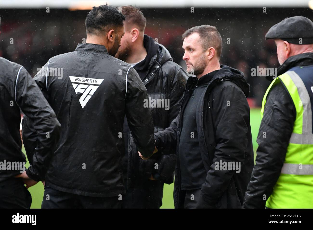 Crawley, England. Januar 2025. Nathan Jones und der Schiedsrichter Sunny Singh Gill vor dem aufgeschobenen Spiel der Sky Bet EFL League One zwischen Crawley Town und Charlton Athletic im Broadfield Stadium. Kyle Andrews/Alamy Live News Stockfoto