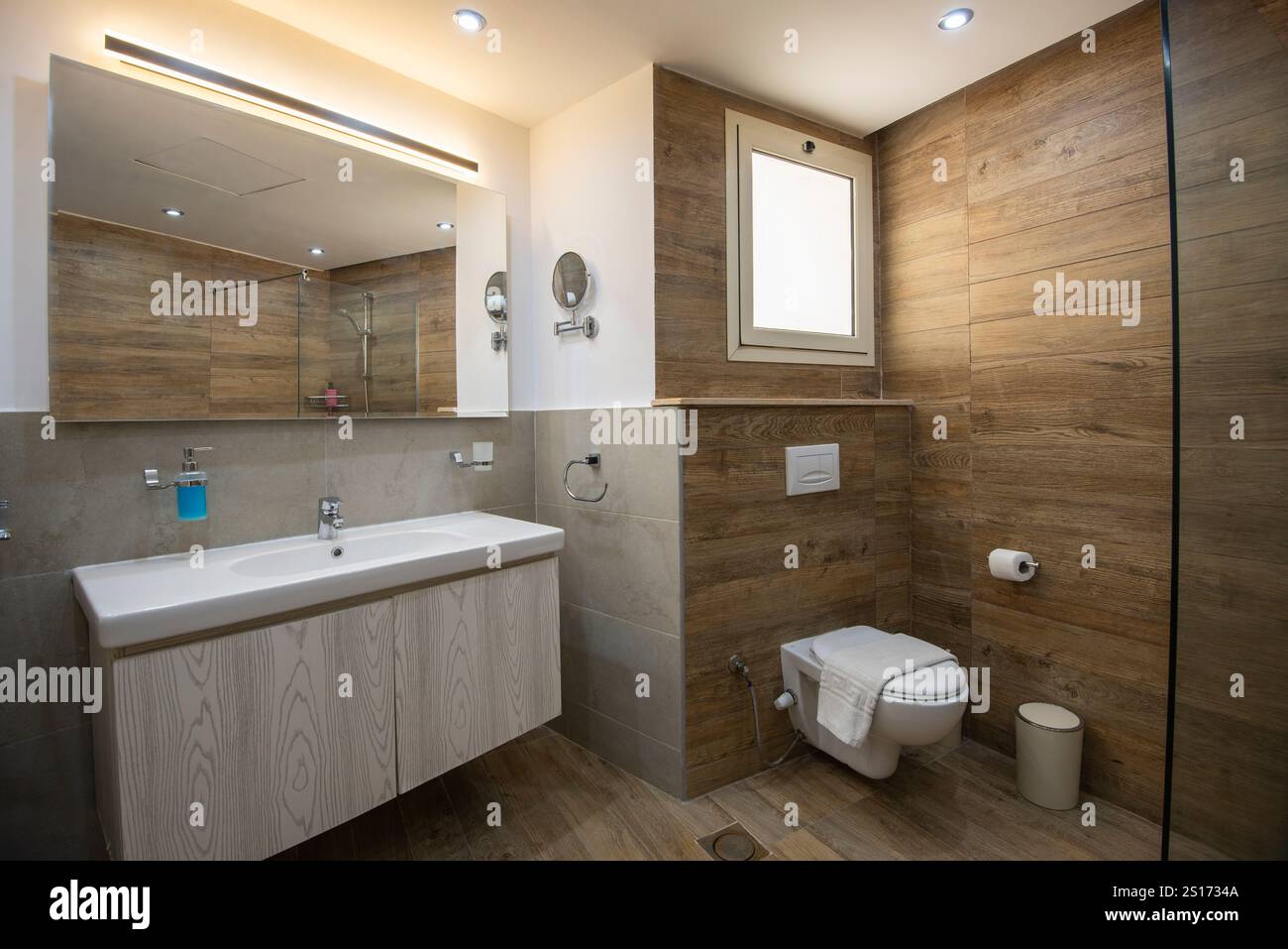 Innenarchitektur eines Luxus-Show-Home-Badezimmer mit Toilette Und Waschbecken Stockfoto