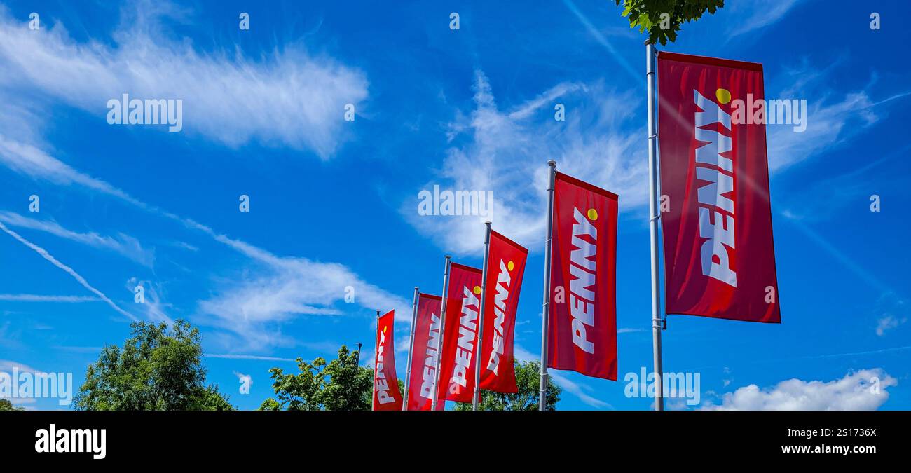 Penny Market Logo zwischen dem hellblauen Himmel und den weißen Wolken Stockfoto
