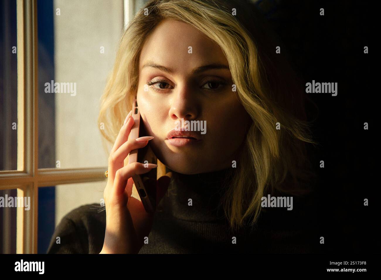 Emilia Pérez (2024) von Jacques Audiard mit Selena Gomez als Jessi. Ein Musikdrama, das einem mexikanischen Kartellführer folgt, der einen Anwalt anheuert, um ihren Tod vorzutäuschen, damit sie authentisch wie ihr wahres selbst leben kann. Werbefoto ***NUR REDAKTIONELLE VERWENDUNG***. Quelle: BFA / Shanna Besson / Netflix Stockfoto