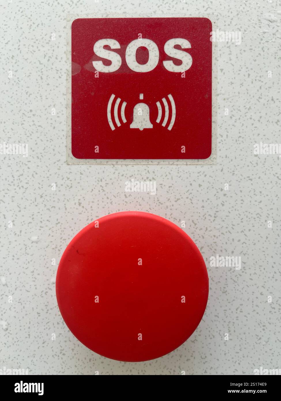 SOS-Taste für Sicherheitsmaßnahmen in öffentlichen Badezimmern, öffentlichen Toiletten oder öffentlichen Toiletten Stockfoto