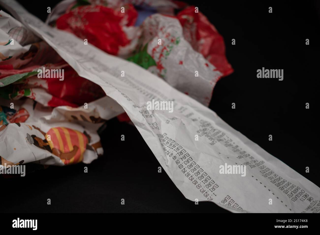 Lange gedruckte Einkaufrechnung, weihnachtskosten, Urlaubskosten Stockfoto