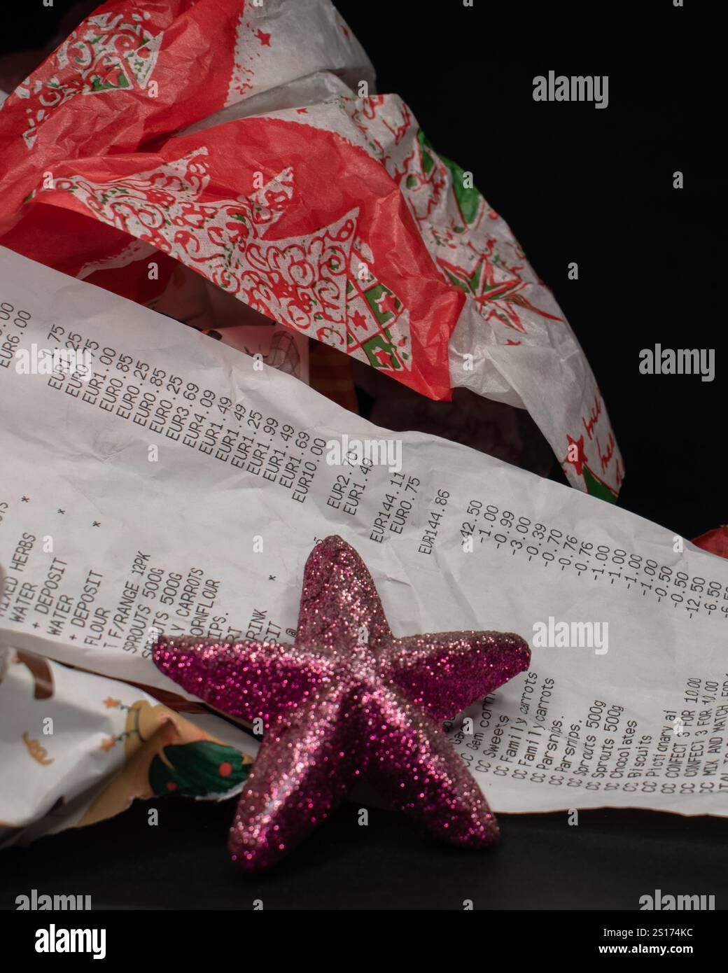 Einkaufsrechnung, weihnachtskosten, Urlaubskosten, Haushaltsbudget Stockfoto