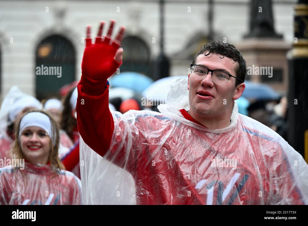 London, Großbritannien. Varsity Spirit Cheerleader zeigten ihre Resilienz und guten Humor, indem sie im strömenden Regen durch Central London marschierten, als sie an der diesjährigen London Neujahrsparade teilnahmen. Quelle: michael melia/Alamy Live News Stockfoto