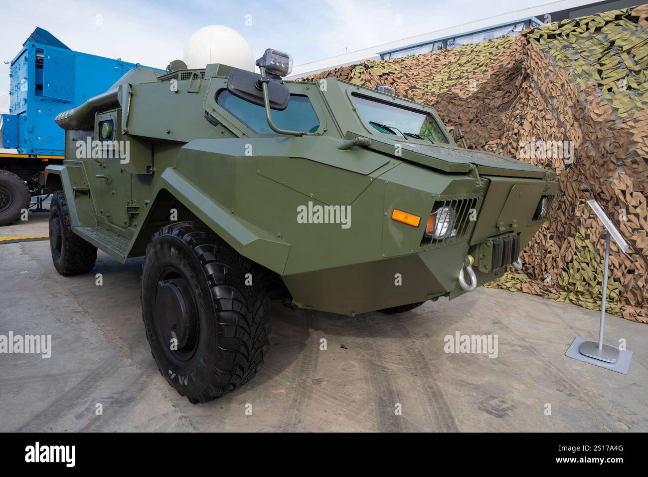 MOSKAU REGION, RUSSLAND - 19. AUGUST 2022: Mehrzweckgepanzertes Aufklärungsfahrzeug BRM mit dem Kampfabteil der BTR-80 Stockfoto