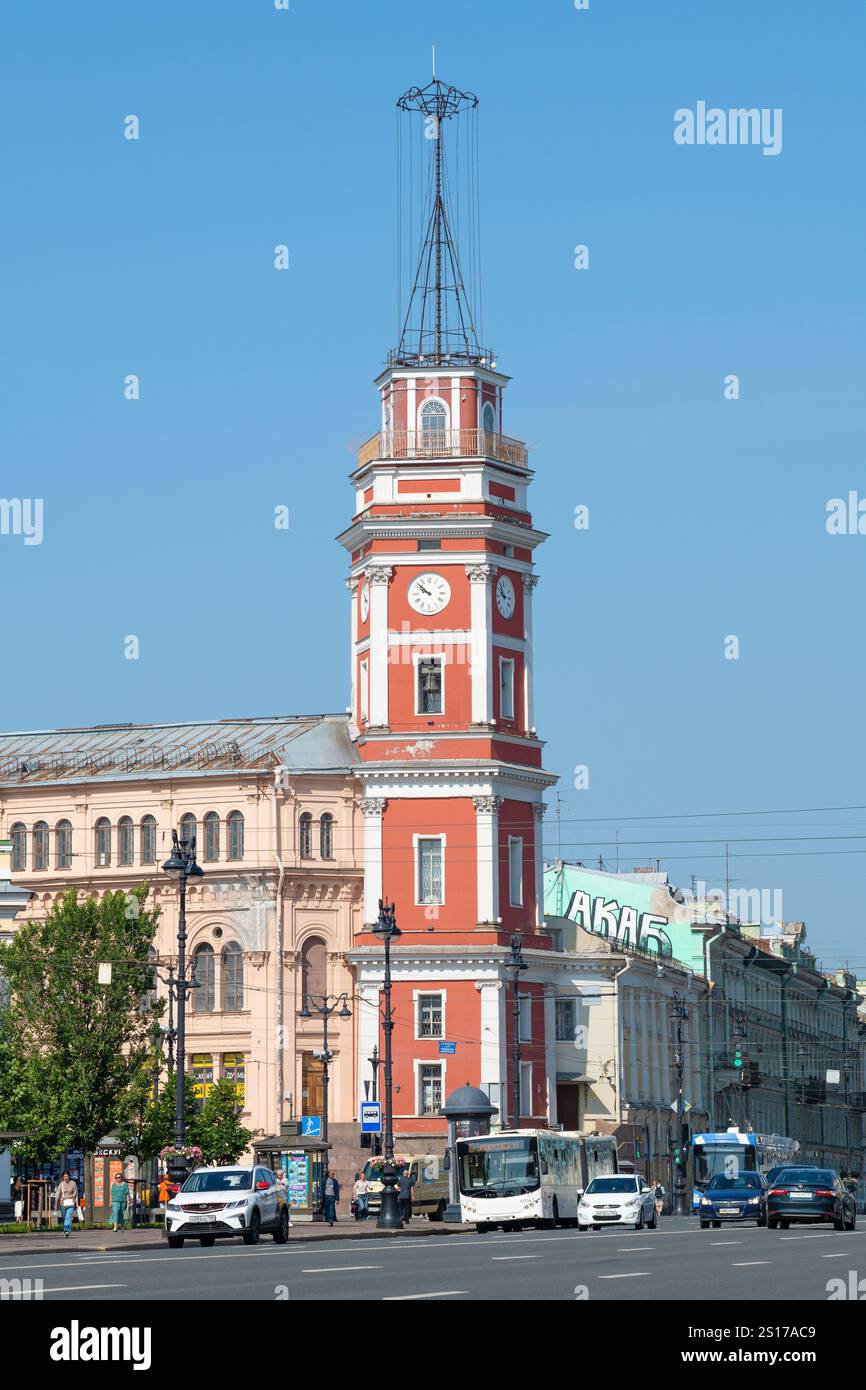 SANKT PETERSBURG, RUSSLAND - 27. JUNI 2023: Der alte Feuerturm (Rathausturm) auf dem Newski-Prospekt an einem sonnigen Juni-Tag Stockfoto